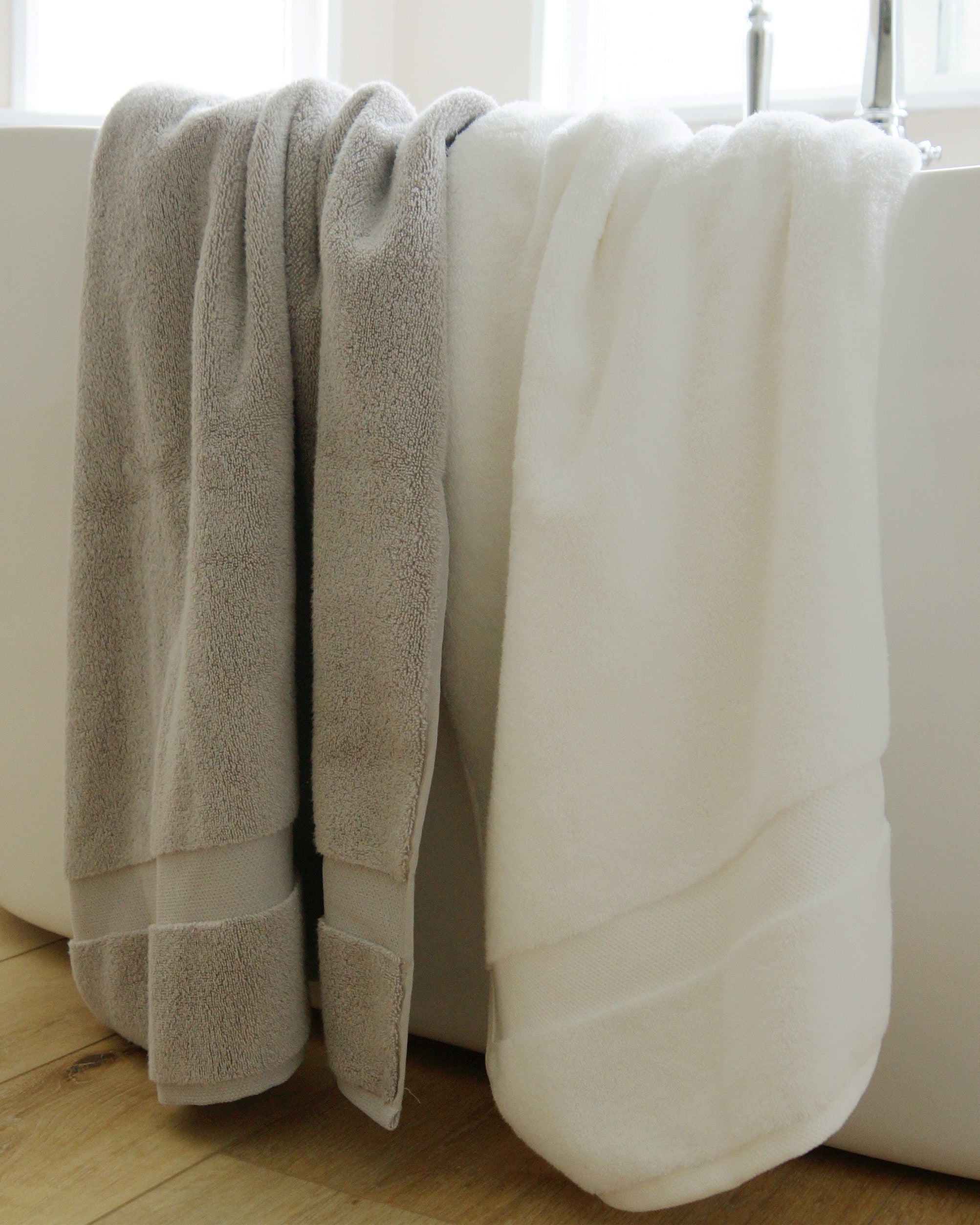 Plush Zero Twist Bath Towels in Oatmeal and White