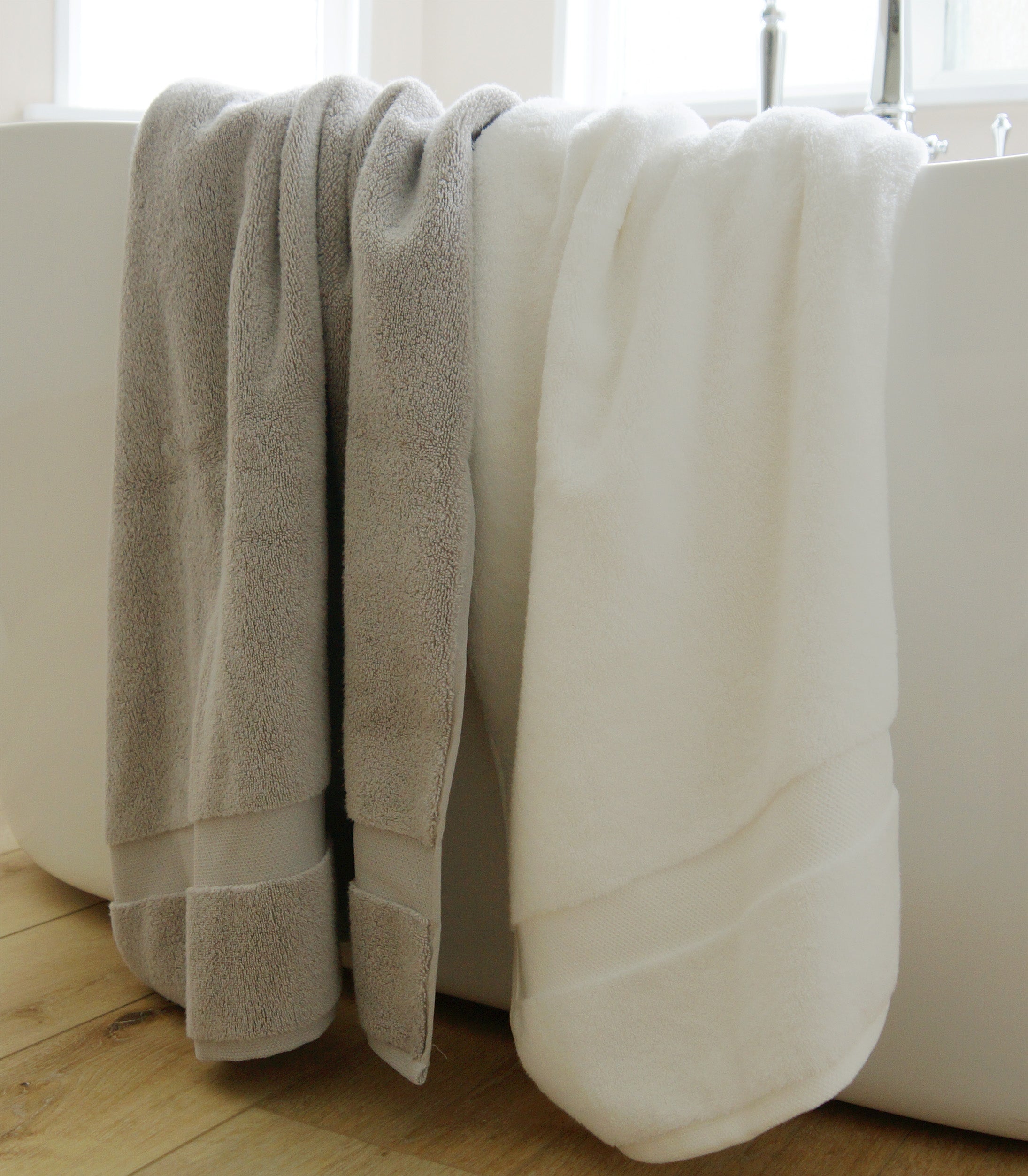 Plush Zero Twist Bath Towels in Oatmeal and White